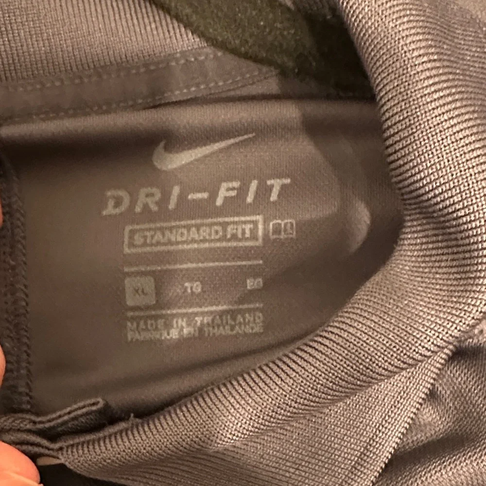 Nike Men's Dark Gray Golf Shirt - Picture 4 of 4